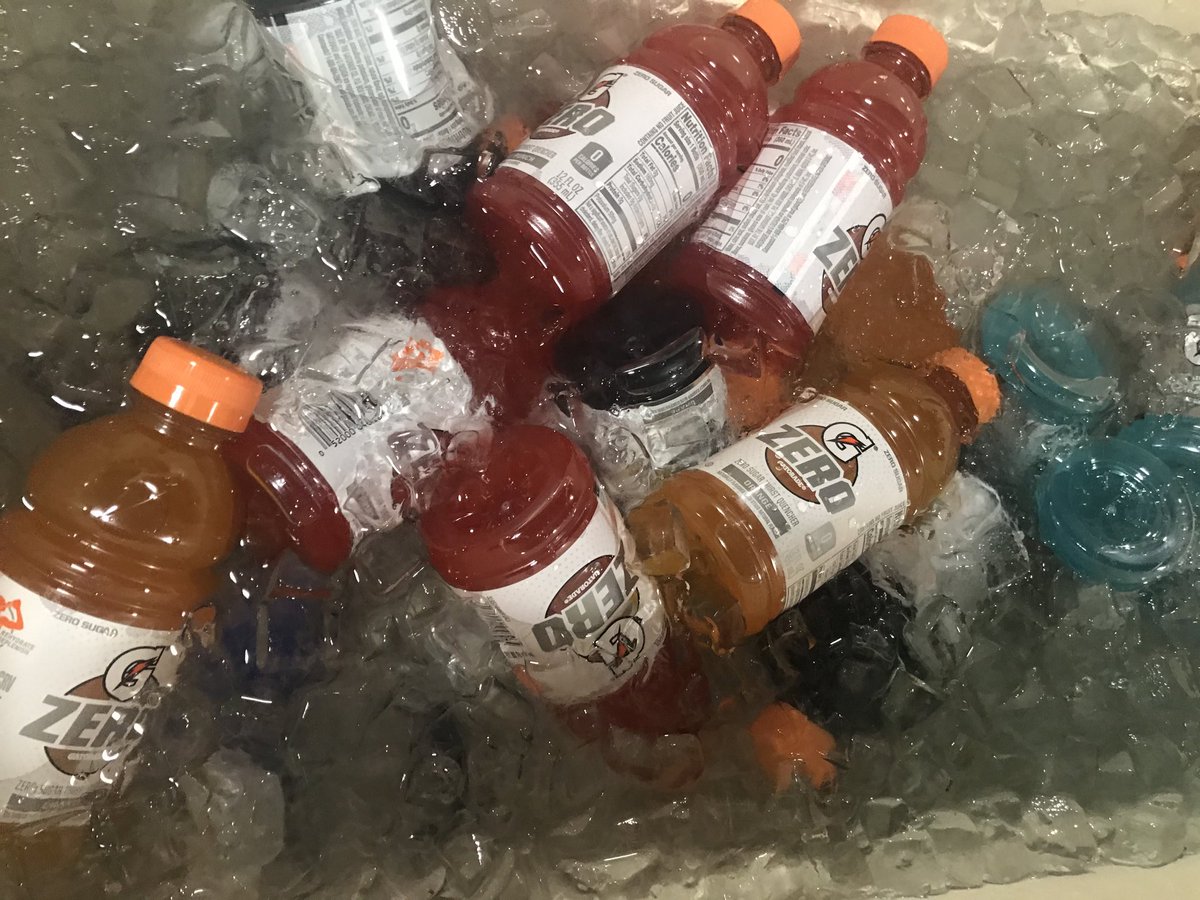 NancyBa85876566's tweet photo. Mentee Marvin In action sharing his knowledge. Slicing watermelon, handing out fruit and gatorade.  #fridayfruit #hydration #beintheknow https://t.co/AjYsyDhHn9