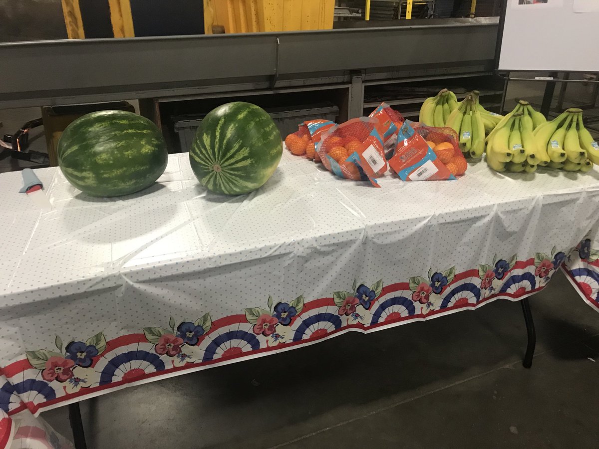 NancyBa85876566's tweet photo. Mentee Marvin In action sharing his knowledge. Slicing watermelon, handing out fruit and gatorade.  #fridayfruit #hydration #beintheknow https://t.co/AjYsyDhHn9