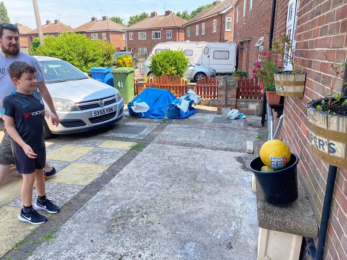 Debzo8's tweet photo. Xanders done his obstacle course this afternoon!! With the help of his uncle Ash! ☀️💙⚽️ @Y4OPS @OrdsallSchool  #NSSWtogether #teamordsall https://t.co/p9TmHZ11CS