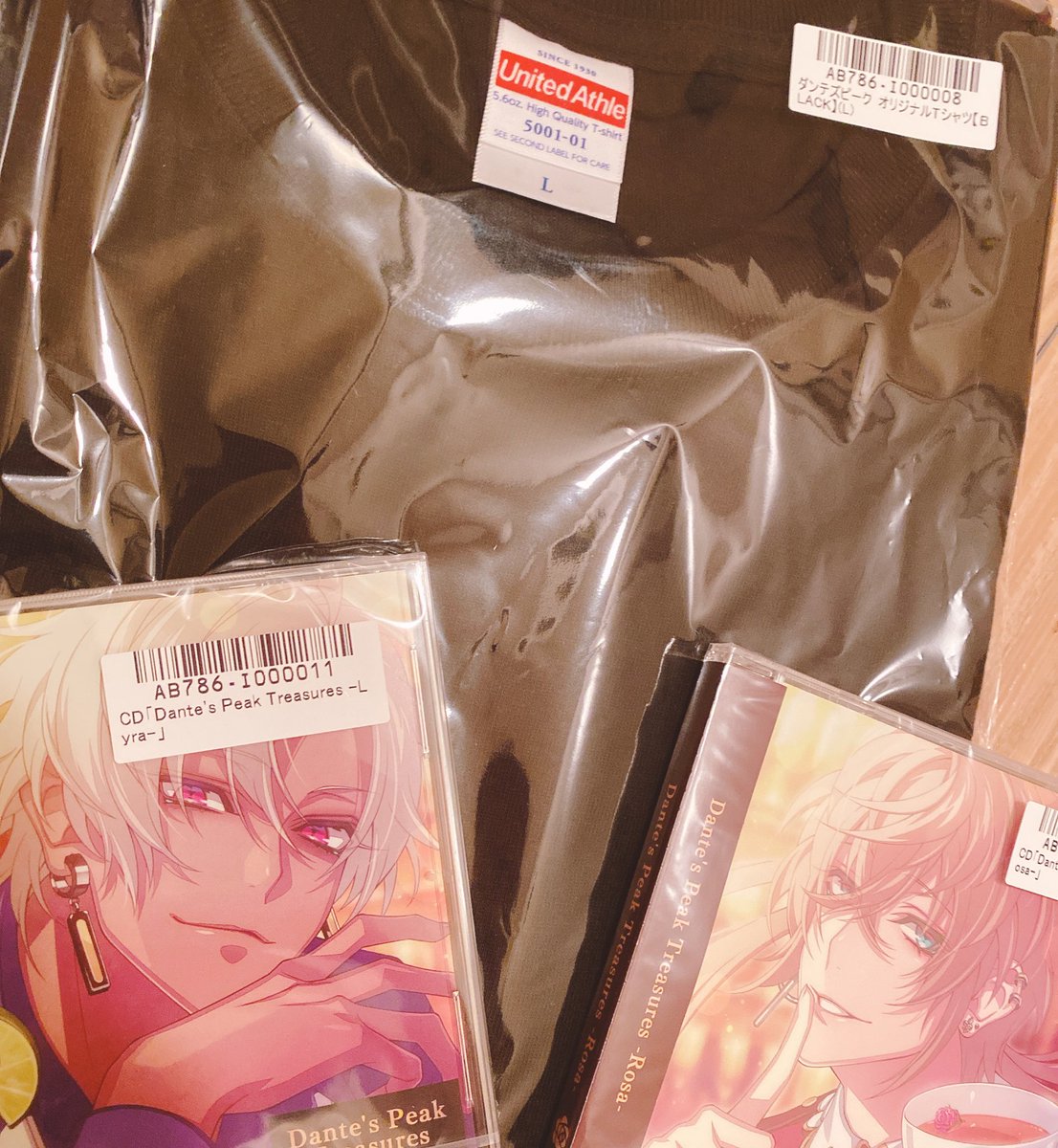 momiji_vluvv's tweet photo. TシャツとCD届いたよ
これを聴いてしまったら本当に終わってしまうのが辛くて開けられない…
落ち着いたら開ける。2人がダンテズピークで働いていた事実、集大成を確認しないと、ライラとして。
2人は今何してるかな…
#cb_dp https://t.co/chxre0spcj