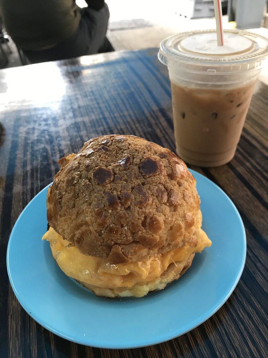 てぃな 順興茶檔 香港風オムライスとパイナップルパン大量の卵焼きサンドが人気メニュー 美味しくて一人であっという間に平らげたら店のおじさんにもむっちゃ食べたやんと言われた 私この日いったい何個の卵食べたんだろう ビクトリアハーバー泳いで