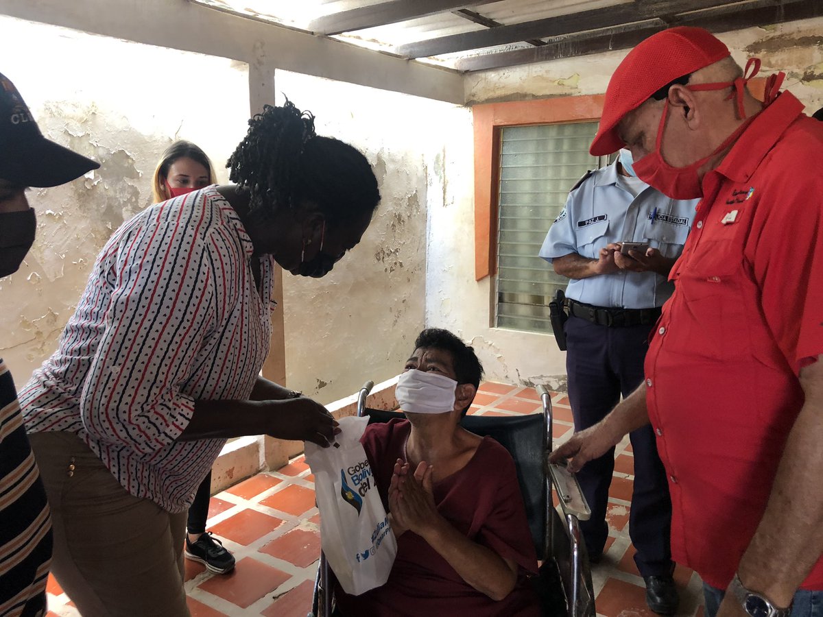 #EnFotos Jefa Regional de @BansurOficial <a href="/angelacurruca/">Ángela Fernández</a>: Gracias al Pdte <a href="/NicolasMaduro/">Nicolás Maduro</a> y a nuestro Gob. @OmarPrietoGob favorecimos este #25Junio a 4 mil abuelos y niños, del municipio Almirante Padilla, entregando medicamentos casa a casa.
#GraciasPuebloHeroico #YoSoyDeAquí