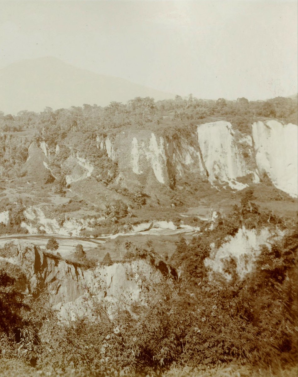 potolawas's tweet photo. Karbouwengat bij Fort de Kock, circa 1900-1939.
(Part 1).
•
📸: Leiden University Libraries
•
#potolawas #potolawasbukittinggi #ngaraisianok #ngaraisianokbukittinggi #explorebukittinggi #pesonabukittinggi https://t.co/19hNolbWd1