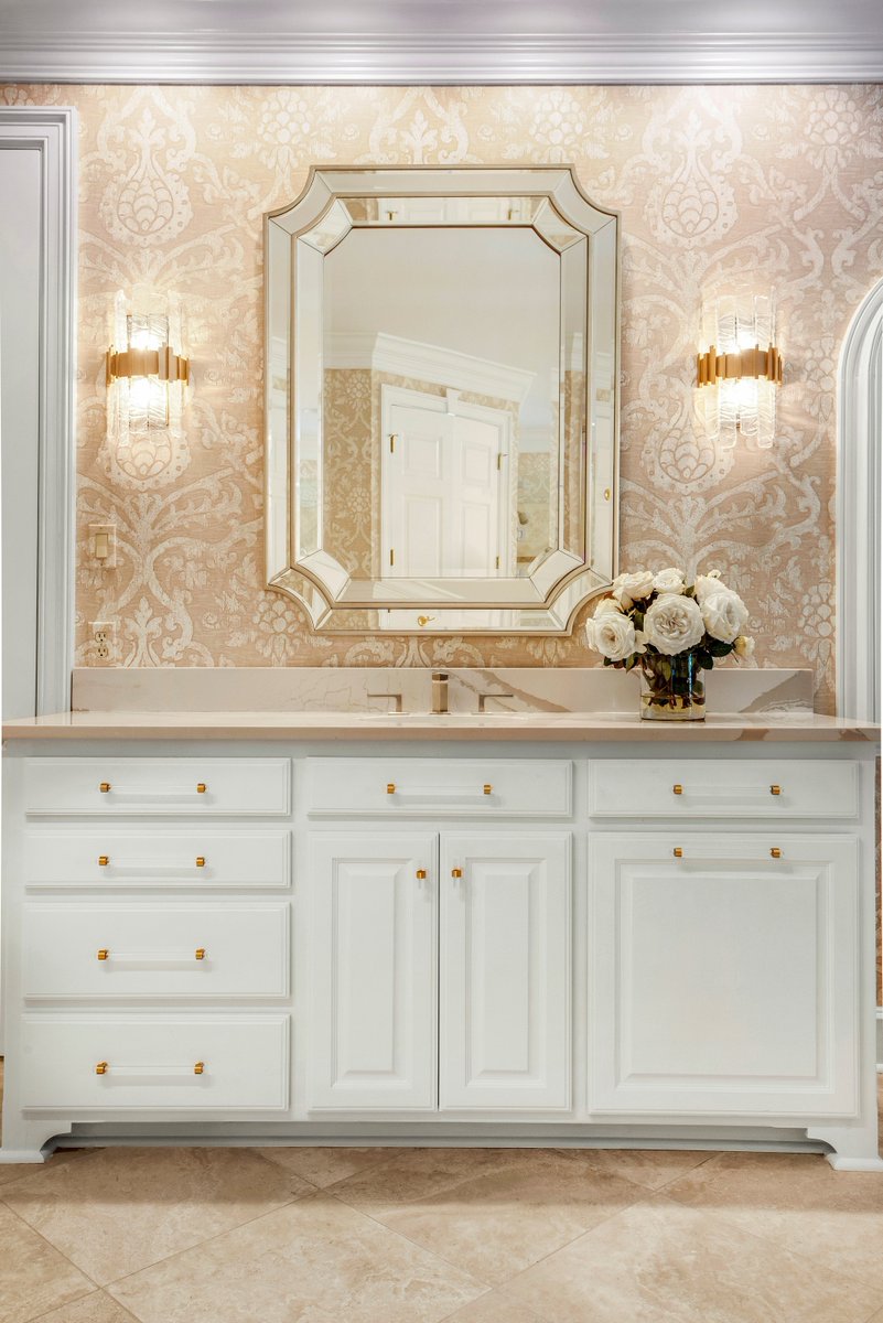 lights_online's tweet image. Beautifully crafted from artisanally-made glass and iron, the Corbett Lighting Ciro brings texture and elegance to any room--such as this elegant bathroom.

Photo credit: Shayla Copas

lightsonline.com/corbett-256-12…

#BathLights #BeautifulLighting #BeautifulLights