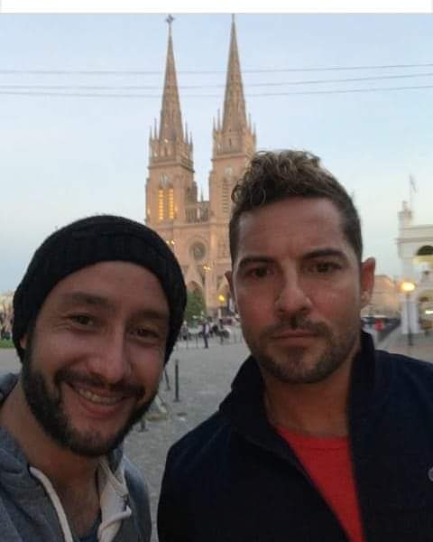 ArnaldoRomina's tweet photo. @davidbisbal @LucianoPereyra @davidbisbal y @LucianoPereyra dos grandes!#artistas y dos seres hermosos! @LucianoPereyra un compositor🙌 👏🏼 mí primer CD de #floclore,fue x vos! Lu.versión de #MeEnamoreDeTi de ti es soñada!
@LucianoPereyra (@UMArgentina)
La #Virgendeluján los bendiga.
Genios,
@teambisbalarg https://t.co/QbzfX9QRWr