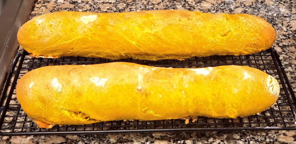 santiagoantero's tweet photo. Y salió... Pan de Cúrcuma #Tumeric #Cúrcuma #homemade #CoolingRack https://t.co/O3d7C9jhAJ
