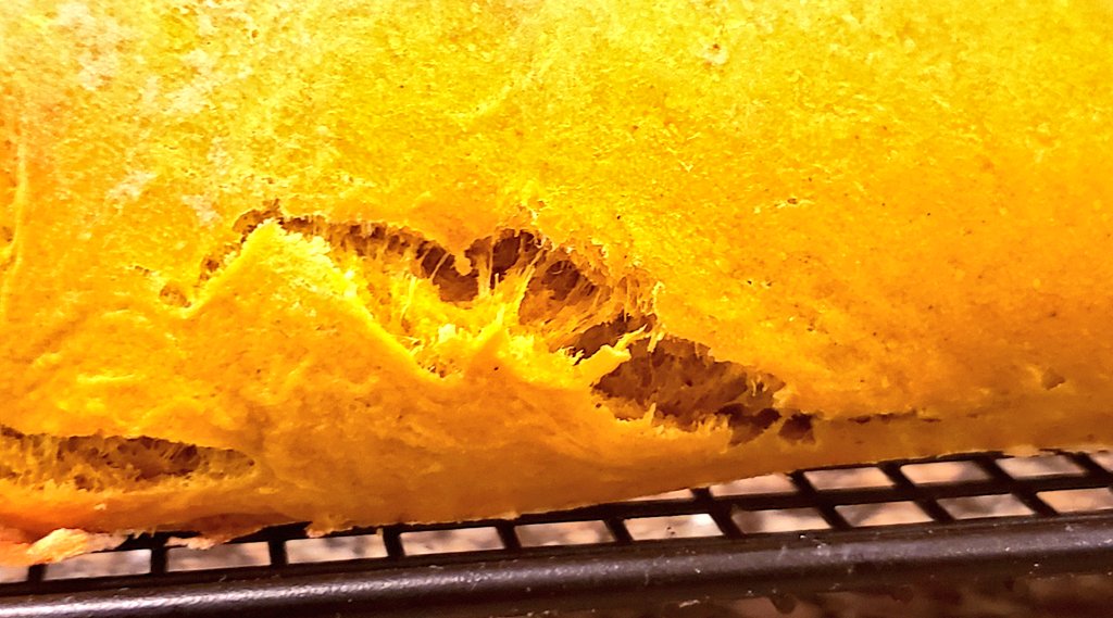 santiagoantero's tweet photo. Y salió... Pan de Cúrcuma #Tumeric #Cúrcuma #homemade #CoolingRack https://t.co/O3d7C9jhAJ