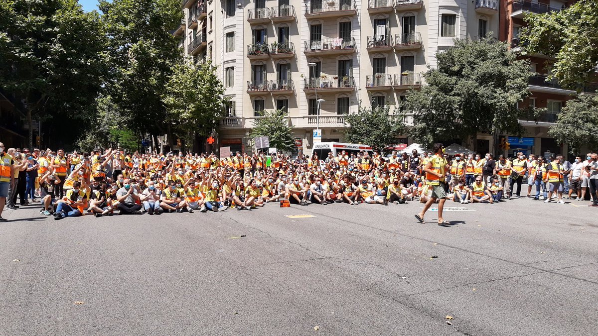 VMagnacky's tweet image. “Ambulancieros”, “Conductores”...NO!

Son #TES , con una formación reglada, homologada como profesión sanitaria. Llevan pacientes a diálisis, visitas, etc., y también son los que responden primero a más del 87% de las emergencias con las #USVB en Catalunya.

#Reconocimiento