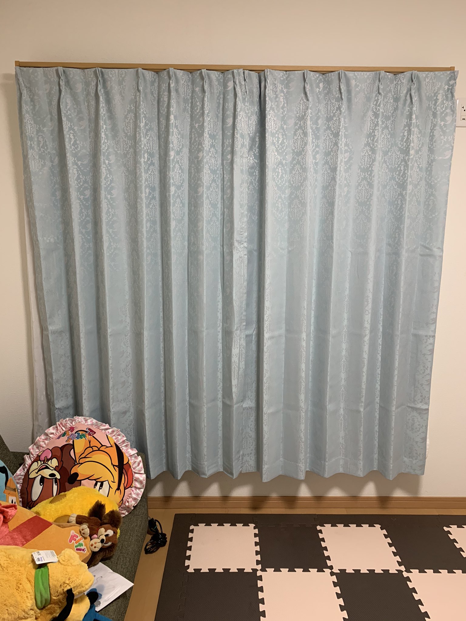 093 娘さんの部屋にカーテンやっと付けた シンプルだけどよくよく見るとアリエルなの可愛いー カインズやるやん 093 娘さんの部屋にカーテンやっと付けた シンプルだけどよくよく見るとアリエルなの可愛いー カインズやるやん