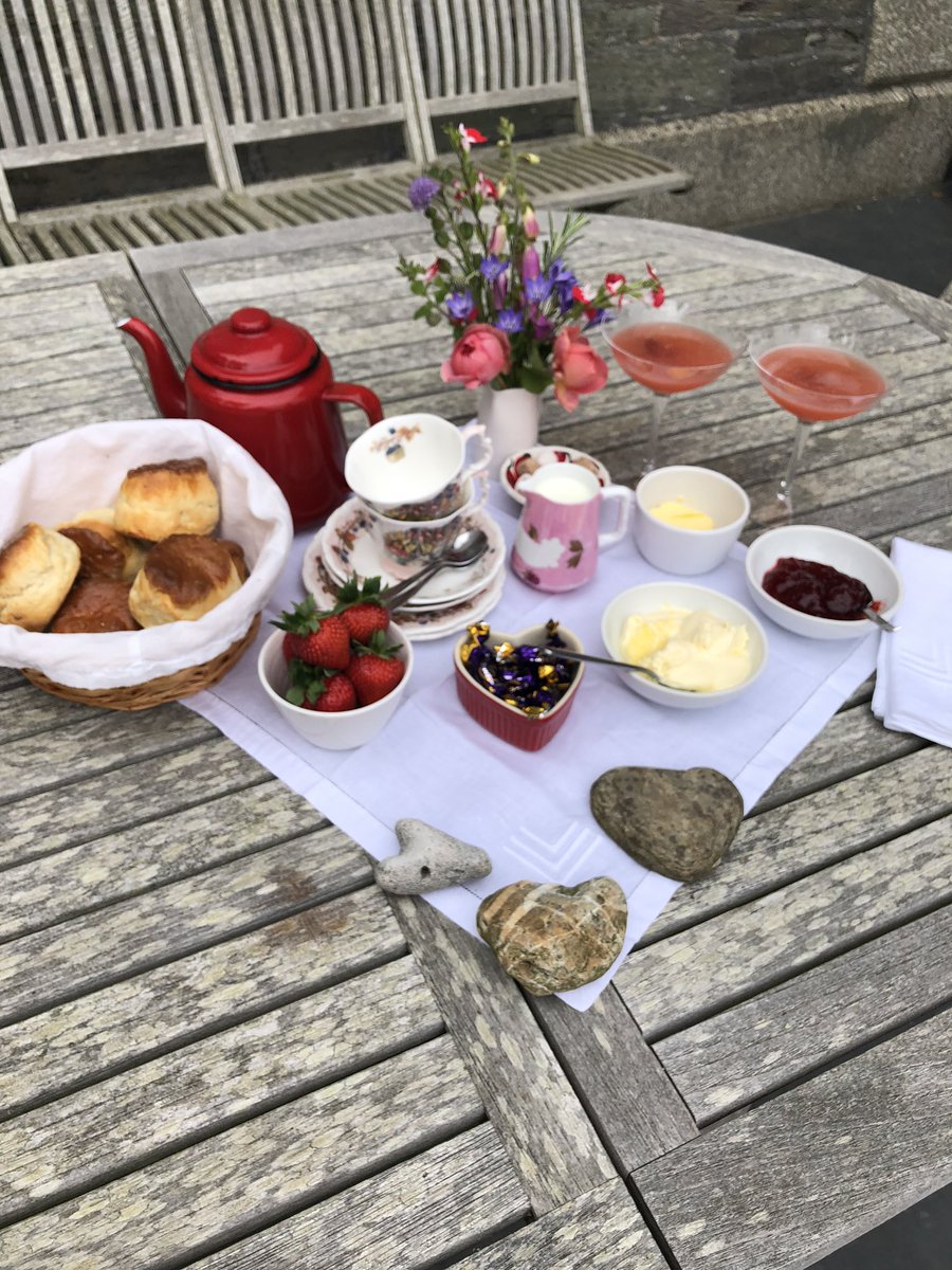 #NationalCreamTeaDay Yes, with my BFF, doin it the way God intended . #jamfirst