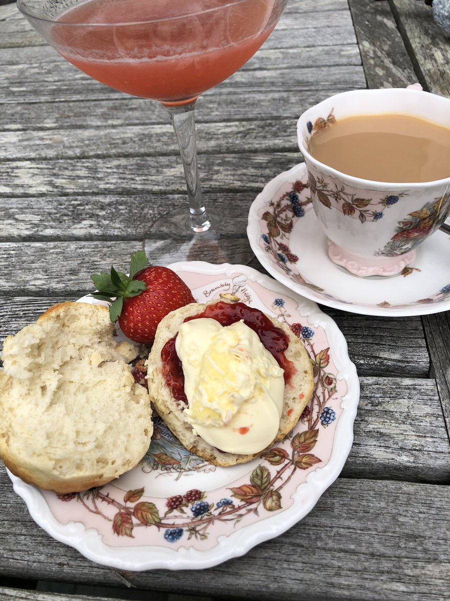 Dawn_French's tweet photo. #NationalCreamTeaDay Yes, with my BFF, doin it the way God intended . #jamfirst https://t.co/5jSmdUiYff