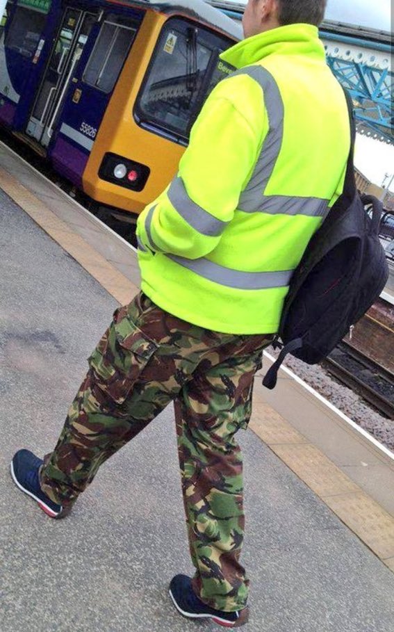 pero este tío quiere que lo vean o no???