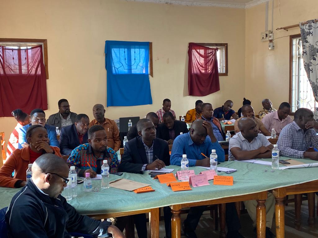 InfoLeat's tweet photo. Mafunzo ya Ufuatiliaji wa Uwajibikaji Jamii (UUJ) yakiwa yanaendelea kwa maafisa wa Halmashauri za Nkasi na Sumbawanga, mada kuu leo zikiwa ni usimamizi wa matumizi na usimamizi wa utendaji. Hizi ni miongoni mwa hatua 5 za mchakato wa UUJ. @USAIDTanzania @TvMazingira https://t.co/9L68OHAyRH
