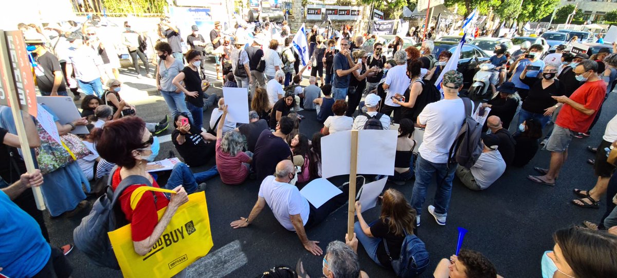 כ-150 אנשים מפגינים מול מעון ראש הממשלה בבלפור נגד "השחיתות השלטונית". המפגינים חסמו את הכביש, אחד מהם עוכב על ידי המשטרה
<a href="/SuleimanMas1/">Suleiman Maswadeh סולימאן מסוודה</a>