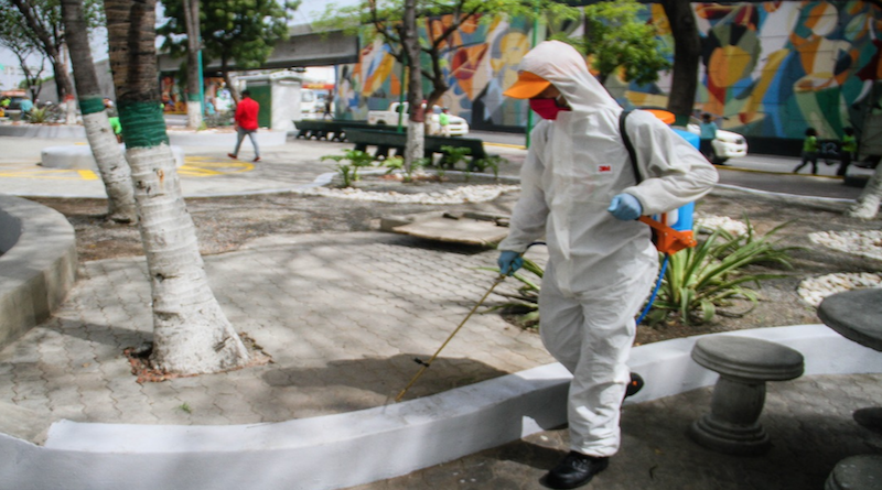Naky's tweet photo. ¿Quiénes tienen bragas de bioseguridad? Los que lavan calles, un ejercicio inútil comparado con la labor de médicos y enfermeros en hospitales públicos. 

#LaPropagandaPrimero 😔 https://t.co/BMDrMgnS4I