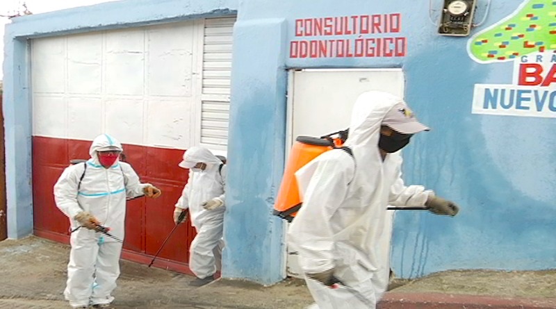 Naky's tweet photo. ¿Quiénes tienen bragas de bioseguridad? Los que lavan calles, un ejercicio inútil comparado con la labor de médicos y enfermeros en hospitales públicos. 

#LaPropagandaPrimero 😔 https://t.co/BMDrMgnS4I