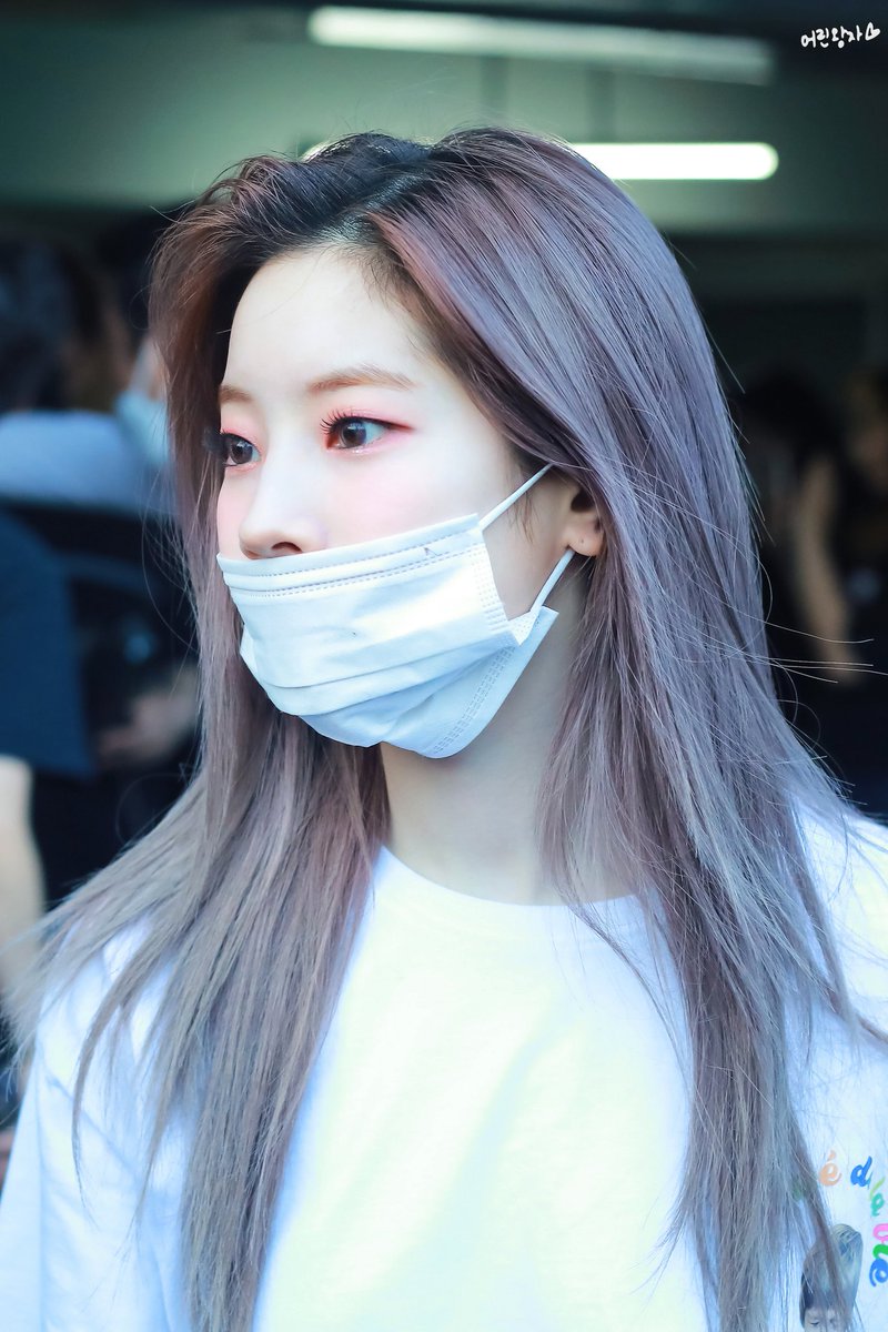 tofulike07's tweet photo. 200626 뮤직뱅크 퇴근

#다현 #DAHYUN 
#트와이스 #TWICE https://t.co/ee9vrmNb21