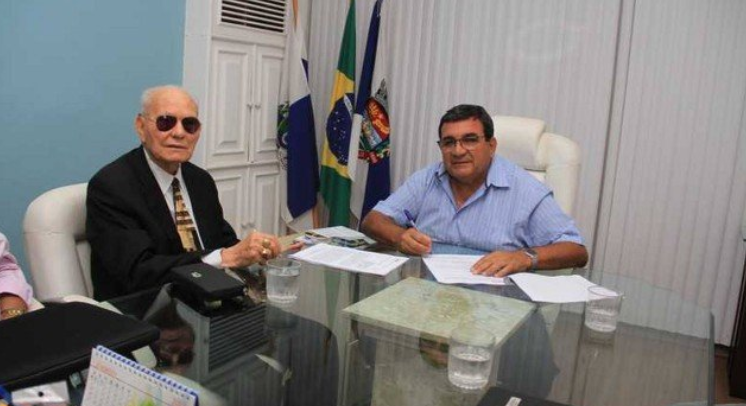 tgoncalense's tweet photo. Após 31 anos consecutivos no cargo de secretário de Esporte e Lazer, finalmente o dono da UNIVERSO, Joaquim de Oliveira, é exonerado da Prefeitura de São Gonçalo. Resta saber que legado ele deixa para a cidade nas áreas de Esporte e Lazer. https://t.co/Pt02PevYZM