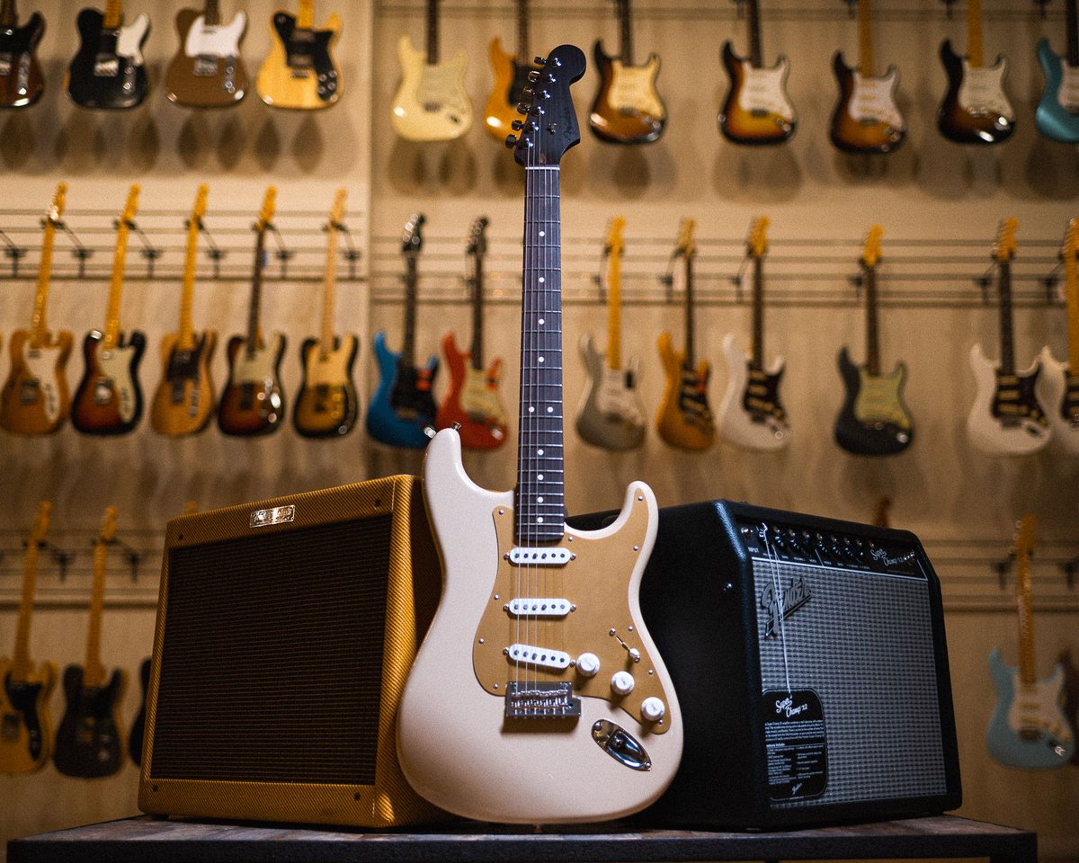 ChicagoMusicEx's tweet photo. Limited and lovely, this @Fender American Pro Stratocaster’s rosewood neck is enough to make you lose your head. https://t.co/JY4ONFE9LW #chicagomusicexchange #fender #limitededition #americanpro #stratocaster #rosewoodneck #gearwire #gearybusey #guitarspotter #guitarphotography https://t.co/mK7oIsU5mw