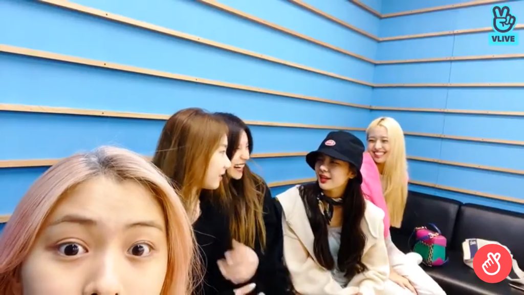 onlyforRyujin's tweet image. Members discussing at the side.. meanwhile Ryujin👀😂