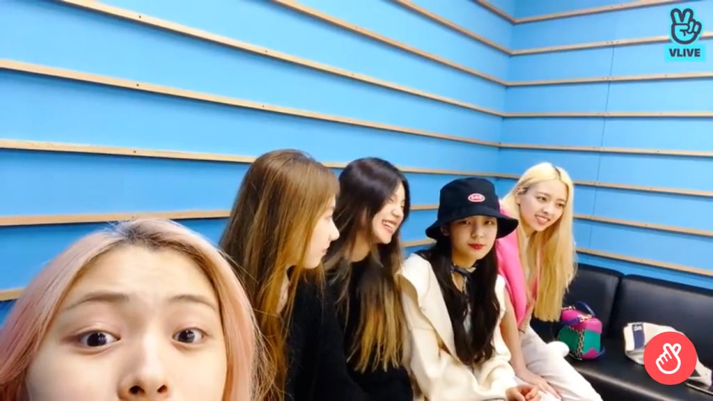 onlyforRyujin's tweet image. Members discussing at the side.. meanwhile Ryujin👀😂