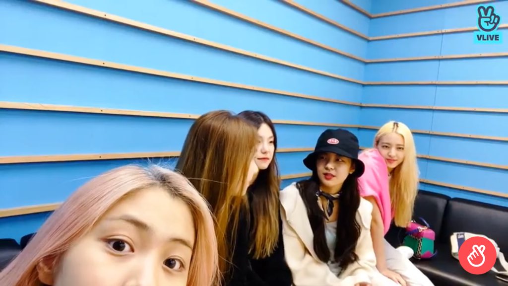 onlyforRyujin's tweet image. Members discussing at the side.. meanwhile Ryujin👀😂