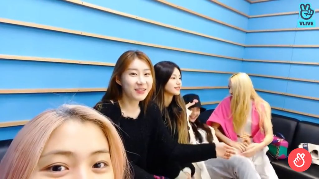 onlyforRyujin's tweet image. Members discussing at the side.. meanwhile Ryujin👀😂