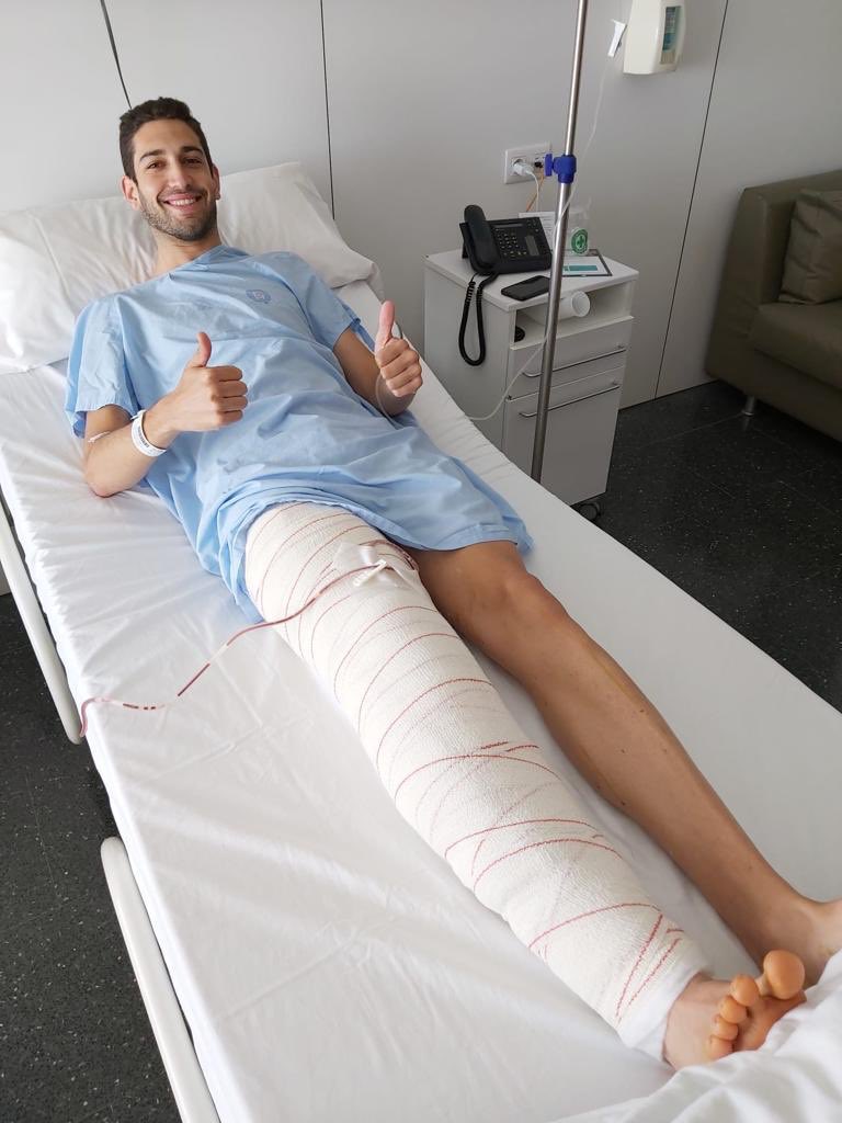 UD_Viladecans's tweet photo. Primer Equipo | Entre las dos imágenes solo queda trabajo, ilusión, constancia y una sonrisa. 
En todas ellas nuestro jugador @danimatallin8 es un gran ejemplo para todos!

Operado con éxito de la rodilla su vuelta al verde está cada vez más cerca. 

Ánimo y mucha fuerza Dani🙌🏻 https://t.co/QZsVdOIO1o