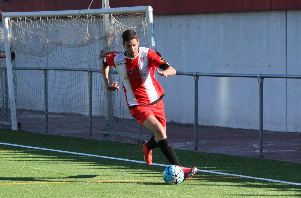 UD_Viladecans's tweet photo. Primer Equipo | Entre las dos imágenes solo queda trabajo, ilusión, constancia y una sonrisa. 
En todas ellas nuestro jugador @danimatallin8 es un gran ejemplo para todos!

Operado con éxito de la rodilla su vuelta al verde está cada vez más cerca. 

Ánimo y mucha fuerza Dani🙌🏻 https://t.co/QZsVdOIO1o