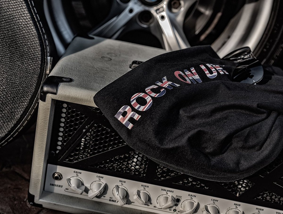 Any #rock (and related genres) #artists or #bands looking to have #FREE video clips for your #music please #retweet and send a private message for more details. #rockmusic #offer #videoclip #musicvideo #musician #rockband