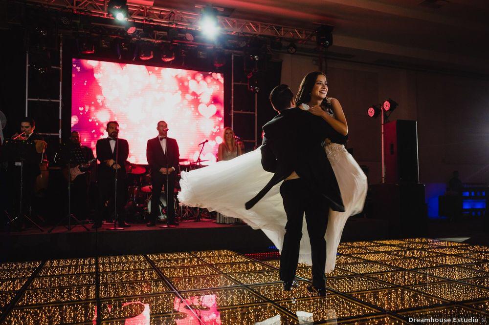 BandaAcceso's tweet photo. The best moment in your Life #accesoliveband #bandaacceso #music #weddingmty #brides https://t.co/j1MOjcTfXd