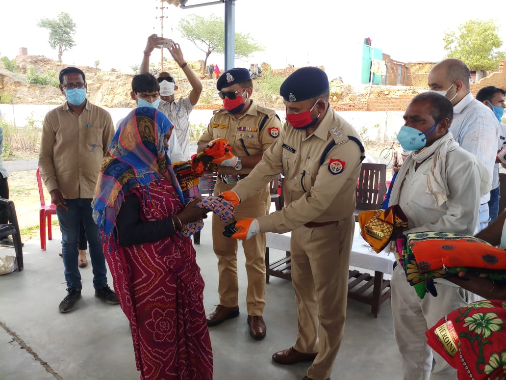jhansipolice's tweet photo. @jhansipolice ने की अनोखी पहल, गाँव को लिया गोद 

प्रवासी मजदूरों के बच्चों एवं युवाओं को शिक्षित बनाने, नशाखोरी से दूर रहने तथा अफवाहों आदि के बारे में जागरूक किया जायेगा। प्रदेश में सोशल मीडिया पर आने वाला प्रथम गाँव बना, गढ़मऊ गाँव का ट्विटर हैंडल लॉंच किया गया । https://t.co/lWSBkDJazv