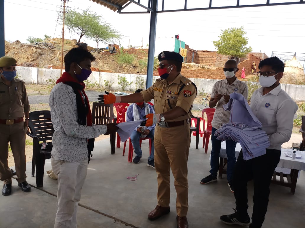 jhansipolice's tweet photo. @jhansipolice ने की अनोखी पहल, गाँव को लिया गोद 

प्रवासी मजदूरों के बच्चों एवं युवाओं को शिक्षित बनाने, नशाखोरी से दूर रहने तथा अफवाहों आदि के बारे में जागरूक किया जायेगा। प्रदेश में सोशल मीडिया पर आने वाला प्रथम गाँव बना, गढ़मऊ गाँव का ट्विटर हैंडल लॉंच किया गया । https://t.co/lWSBkDJazv