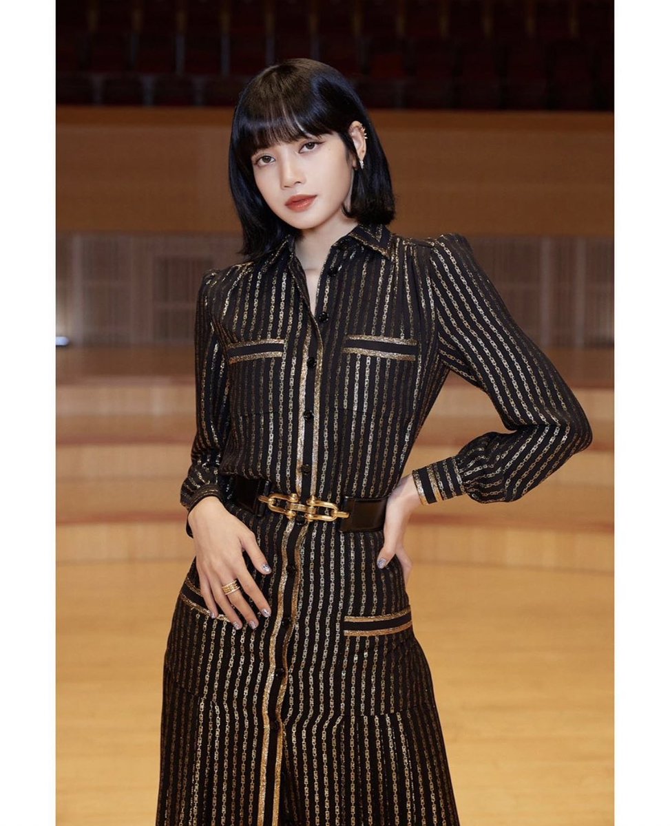 Nih cewek klo ponian trs rambut pendek msh ttp cantik berarti udh wah bgt. Apalagi rambut panjang ga pake poniii ketutup semuanya nnti orang liat lisa doang😂

#LISA
