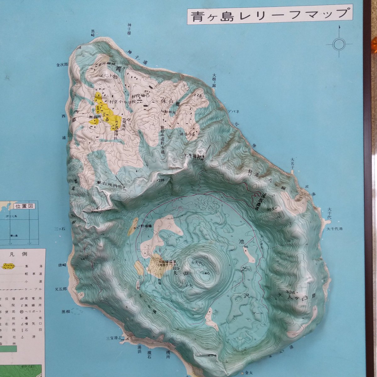 青ヶ島の形状がよくわかる立体的なマップです。島唯一の商店に掲示され