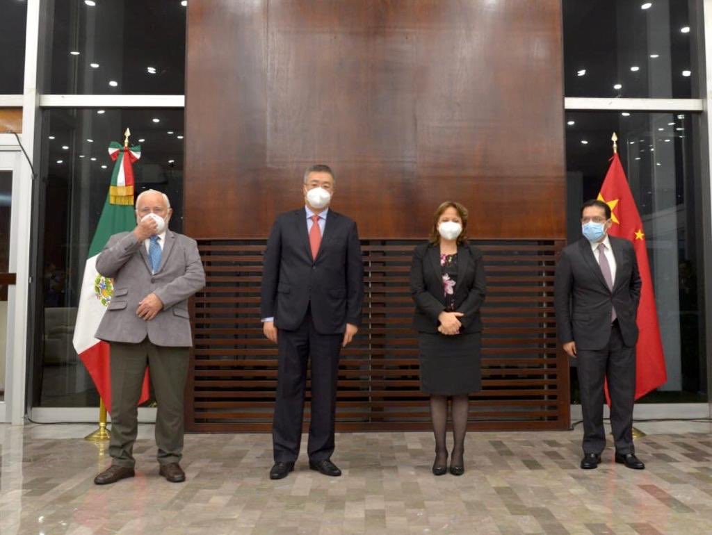 Agradezco al gobierno de China la importante donación de equipos de protección personal para el equipo médico del <a href="/ISSSTE_mx/">ISSSTE</a> . Gracias al señor embajador y a la subsecretaria de  <a href="/SRE_mx/">Relaciones Exteriores</a> <a href="/marthadelgado/">Martha Delgado</a> por este gesto solidario y humano. <a href="/lopezobrador_/">Andrés Manuel</a>