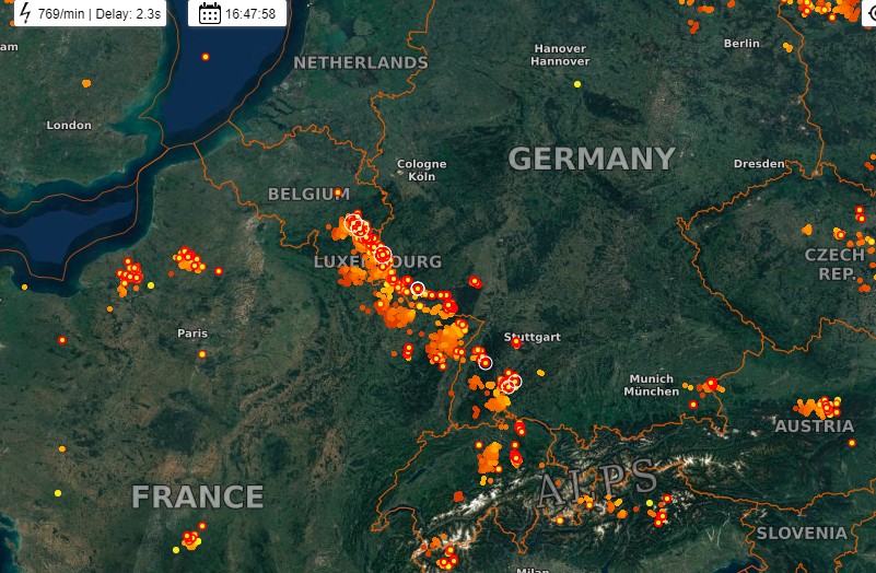 WsNL_Henry's tweet photo. Er komt langzaam schot in de zaak #Nowcasten #Onweer #StcNL #orages situatie 16:50 https://t.co/gANBNm9fmp
