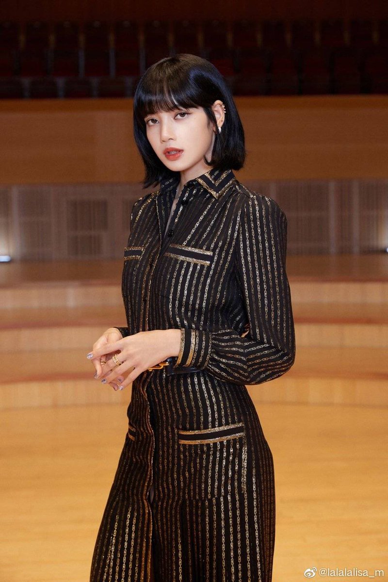 lalisa27forever's tweet photo. เรียบหรูดูแพงมากแม่ #LISA #BLACKPINK https://t.co/DzcyH2CvK1