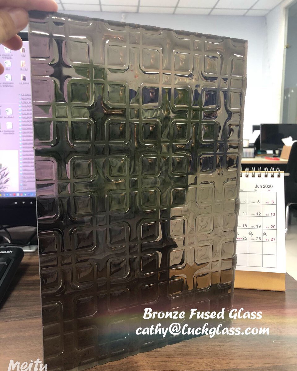 10mm bronze color temperable fused glass is used for shower door. Size bespoke: 1830*2440mm, 1220*2440mm, 1220*3300mm. Welcome inquiry:WhatsApp:008613084568255
#dividerwall #curtainwall #project #showerglass #showerglassdoor #glassshowerdoors #showerglassdoors