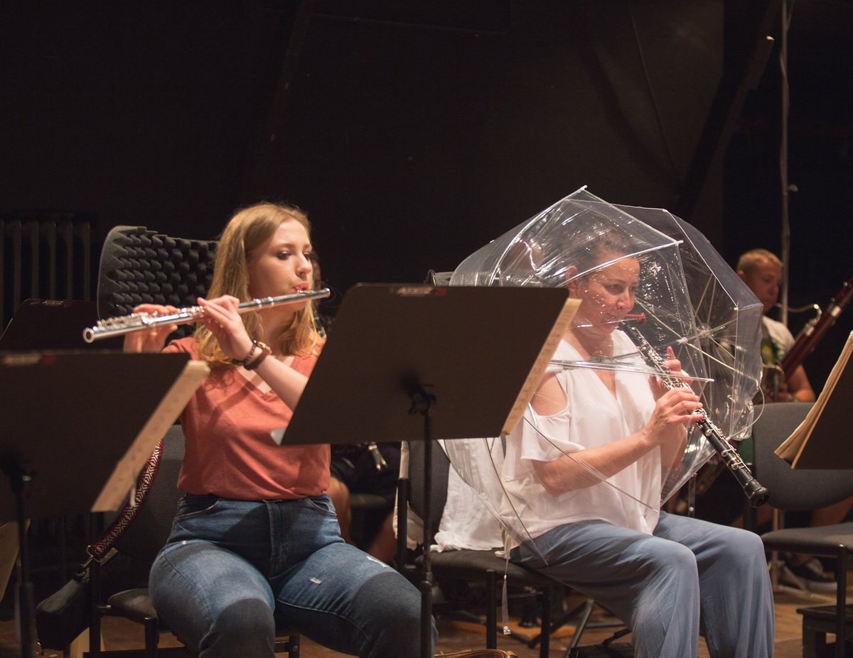 ukasus's tweet photo. Ochrona przed koronawirusem w Orkiestrze? 😉 #Słupsk #filharmonia #oboj #flet #parasolka
#sinfoniabaltica #music #pandemic #safe #covid_19 #gardenpartyukarola @gp24_pl https://t.co/6aCqXsiM0P https://t.co/rMYVA7I8og