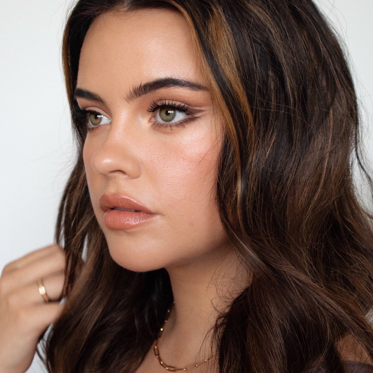 emcosmetics's tweet image. Introducing #EMbassador Julia Adams Signature Set! A curated collection of her favorite EM products for only $65 ($78 value) at emcosmetics.com⁣
〰️⁣⁣
Set includes ↓⁣
✧Divine Skies Eyeshadow Palette⁣
✧Morning Dew Clear Gloss⁣
✧Morning Mocha Infinite Lip Cloud