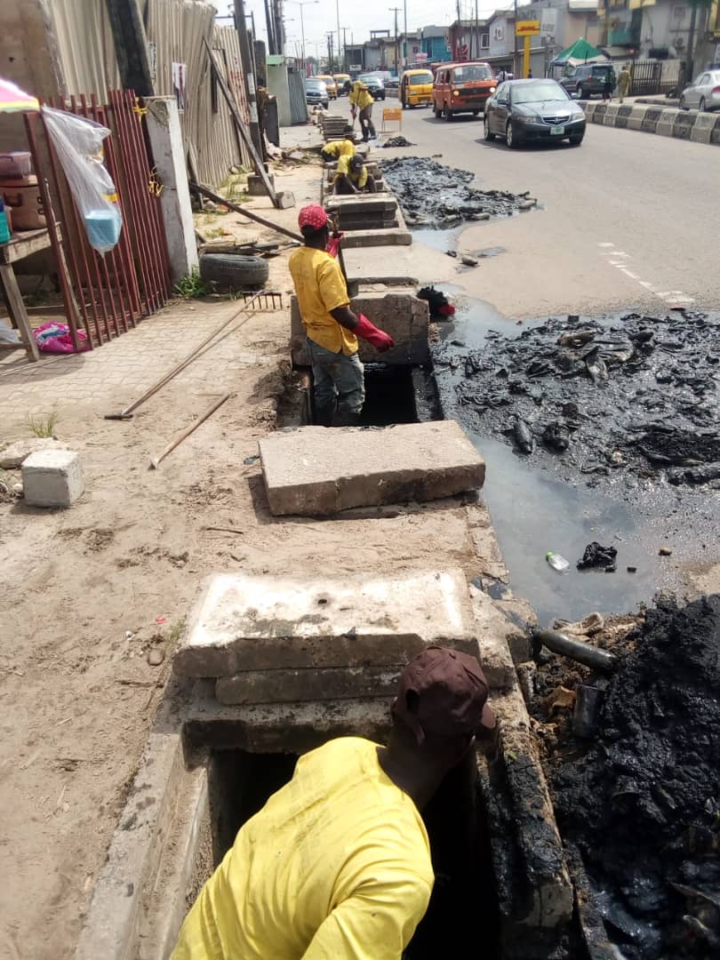 followlasg's tweet photo. The quest to ensure a flood free Lagos continues as members of the Emergency Flood Abatement Gang (EFAG) of the Ministry of the Environment and Water Resources clean the Adeniran Ogunsanya drains towards Shitta Bus stop on Thursday
@jidesanwoolu @LasgMOE
#LASG #ForAGreaterLagos https://t.co/d0ziWrdtFW