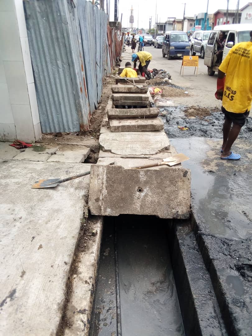 followlasg's tweet photo. The quest to ensure a flood free Lagos continues as members of the Emergency Flood Abatement Gang (EFAG) of the Ministry of the Environment and Water Resources clean the Adeniran Ogunsanya drains towards Shitta Bus stop on Thursday
@jidesanwoolu @LasgMOE
#LASG #ForAGreaterLagos https://t.co/d0ziWrdtFW