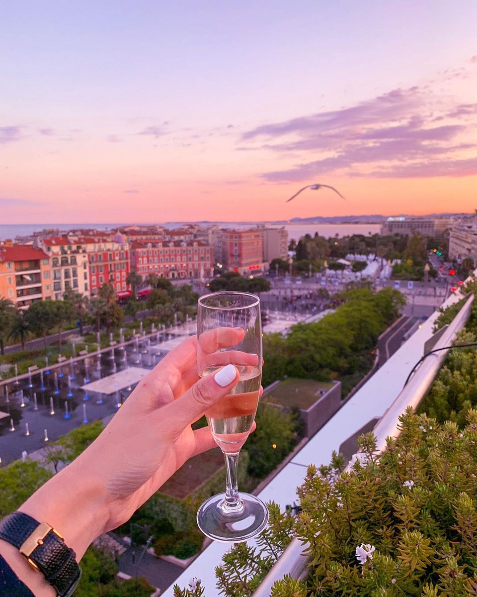 ExploreNCA's tweet image. La saison des rooftops est ouverte ! 😉

Moment magique et vue sublime depuis l'@hotelastonlascala 🥂

📸 @clefdureve (Instagram)

#ExploreNiceCotedAzur #OnATousBesoinDuSud #OnATousBesoinDeNiceCotedAzur #Nice06 #CotedAzur