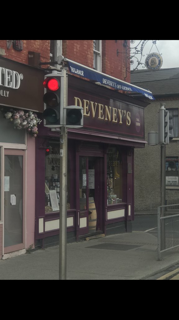 kevindaly247's tweet photo. @CllrOBrien @RuthDeveney You can go back tomorrow for the hair of the dog! Check out the snout peaking out the door . https://t.co/dk3QPwve69