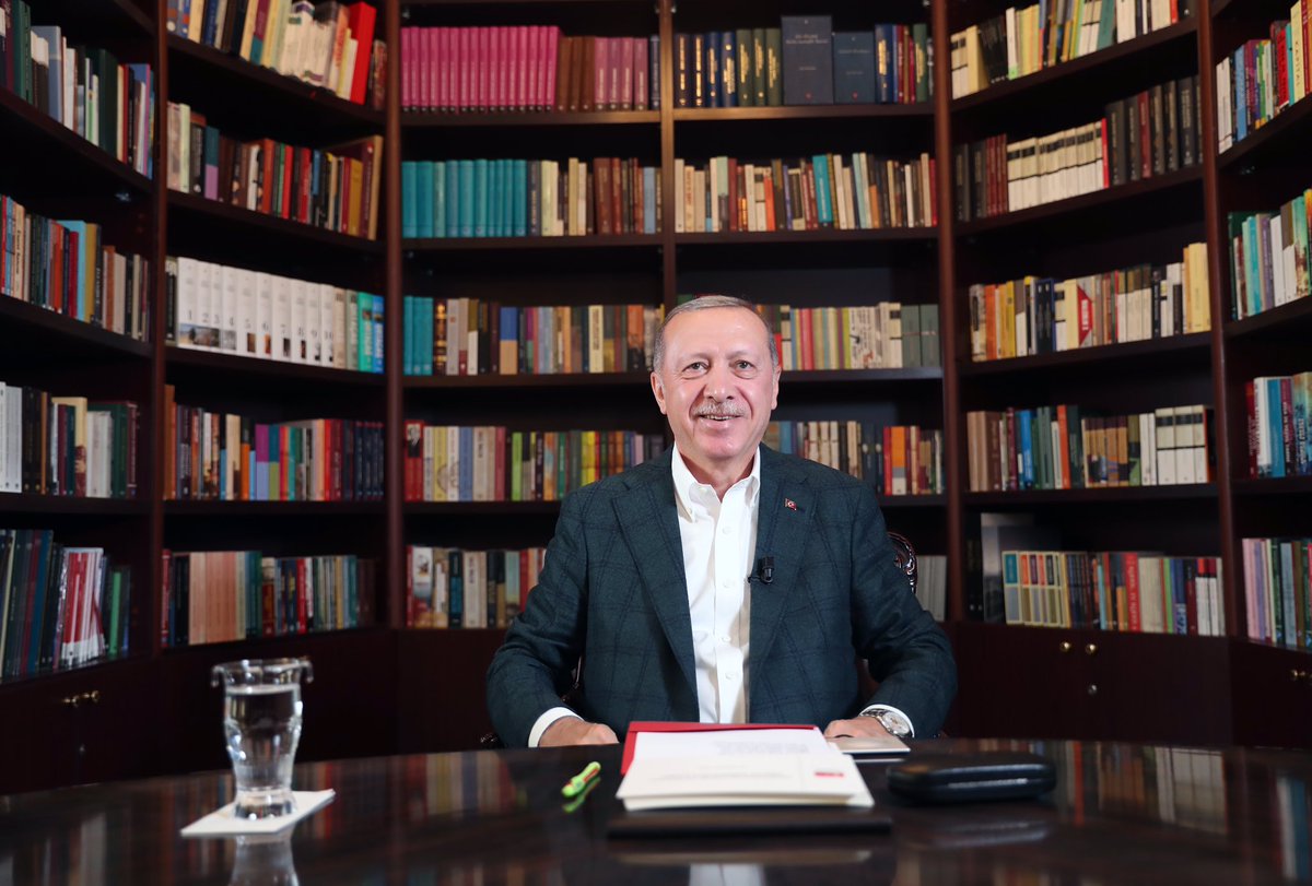 RTEdijital's tweet photo. Cumhurbaşkanımız @RTErdogan, ülkemizin farklı bölgelerinden gençlerle video konferans buluşması gerçekleştirdi. https://t.co/MPG5ZkYYcf
