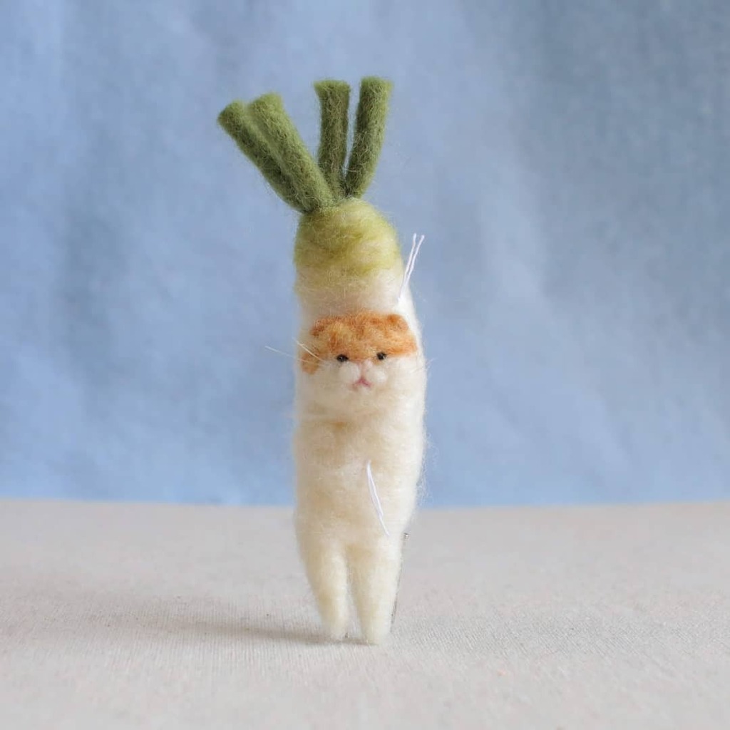 6 26にゃんだらけa 41 Omu 年をとってから大根が好きになりました 昔はぶよぶよした食感と水っぽさが大嫌いでした 大人になるってどういうことなんでしょうね 羊陶workeromu 羊毛フェルトねこ 羊毛フェルト Needlefelt 大根 茶白猫