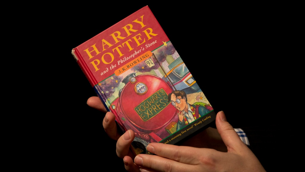 oprofetasite's tweet photo. Rejeitado por 12 editoras, há 23 anos o primeiro exemplar da história de Harry Potter era publicado no Reino Unido pela Bloomsbury. A primeira tiragem foi de apenas 500 cópias.⚡️E aí, como e com quantos anos você leu pela primeira vez?
#23YearsOfHarryPotter
📸: Matt Dunham/AP https://t.co/y0UzkcjraM