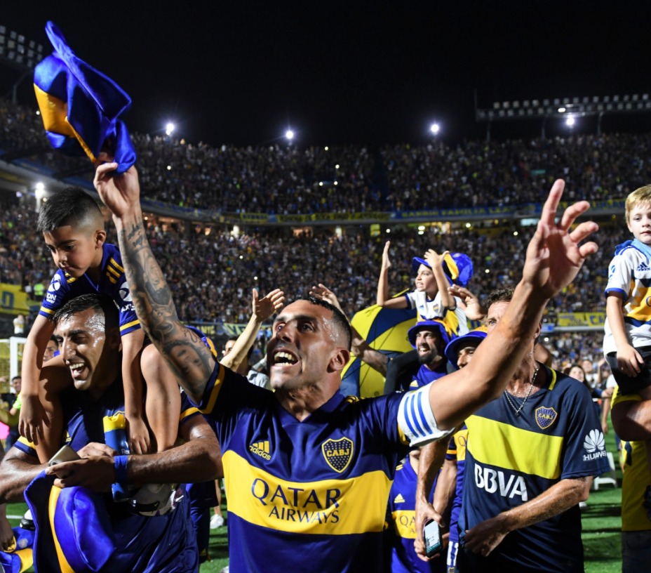 AHORA | Tevez en <a href="/radiolared/">Radio La Red - AM 910 📻</a>: "VOY A DONAR TODO MI CONTRATO a una ONG. Contrato y prima. Ahora me van a tener que prestar ustedes. Estos días veremos... para las vacunas, para las ollas populares. Queremos dejar escrito eso en el contrato. NO QUIERO VER NADA DE PLATA".