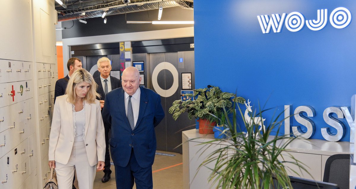 ASantini_Issy's tweet photo. 📸 — Visite d’@Issylesmoul ce matin av. l’Ambassadeur de Suède, Veronika Wand-Danielsson 🇸🇪
La #SmartIssy fait des émules. Poursuivons notre développement sur la voie tracée au cour des dernières années : celle d’une ville moderne, connectée et durable. @AmbassadeurSE @SuedeenFR https://t.co/De8YiEtMPZ